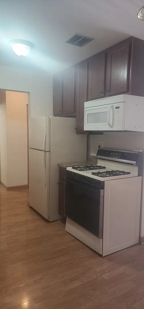 1 bed, 900 sqft, $1,595 — Photo 3