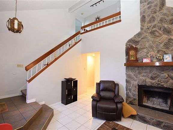 4th image of 2053 Hillview Cir