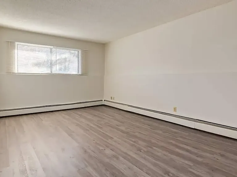5516 47a Ave #104 — Photo 8