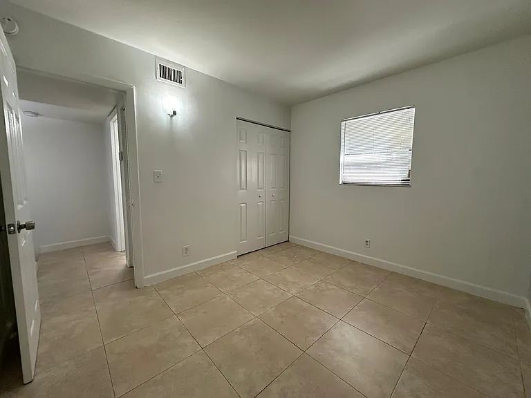 2705 NE 9th Ave — Photo 20