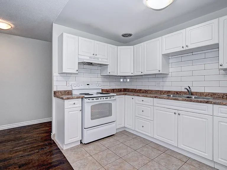 270 Waterloo Ave — Photo 14