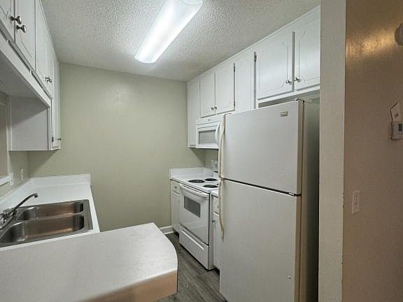 5th image of 108 Woodmere Dr