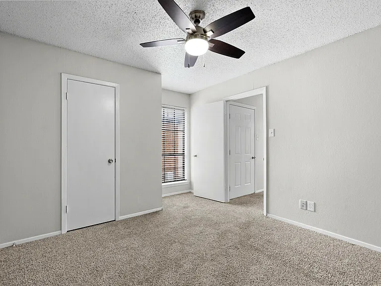 COLLEGE PARK — Photo 10