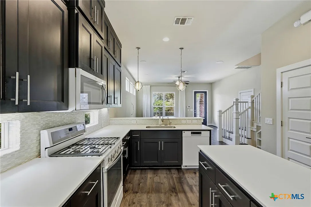 4 bed, 3.5 bath, 2326 sqft, $2,800 — Photo 4