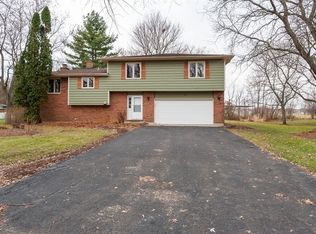 819 S Sharon Dr, Woodstock, IL 60098