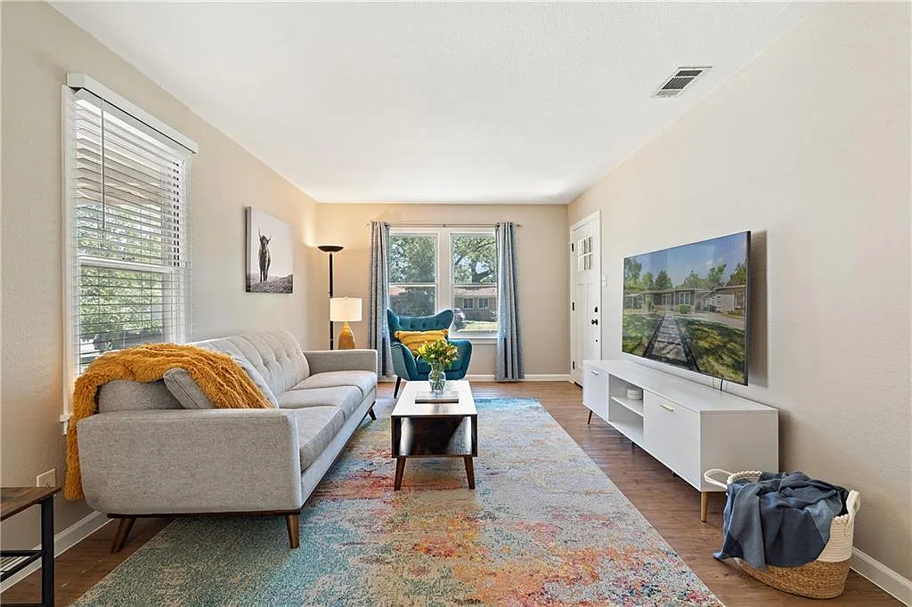 3 bed, 1.0 bath, 996 sqft, $2,995 — Photo 4
