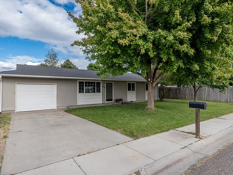 1406 Burton Ave — Photo 1
