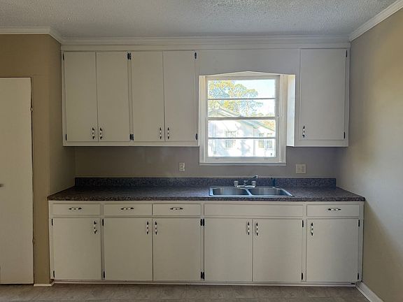 4th image of 609 E Adair St