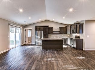 1616 Charleston Dr UNIT B, New Richmond, WI 54017