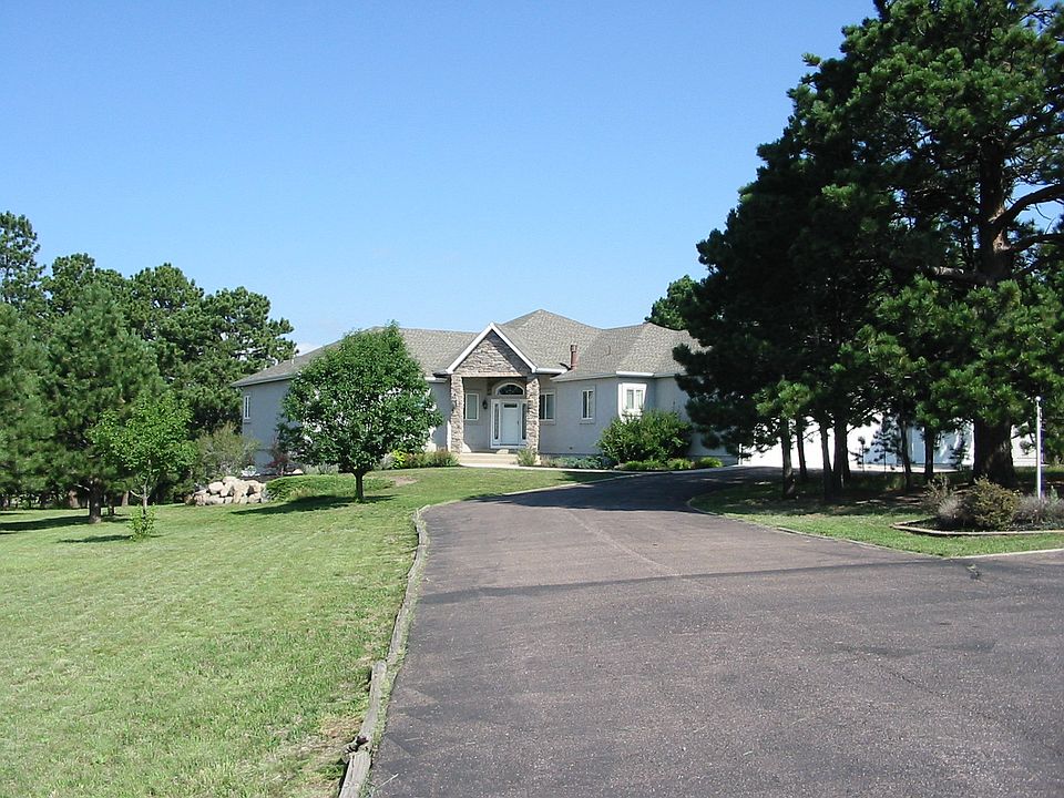 Front w wrap-around driveway