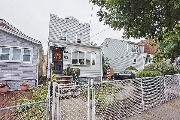 1st image of 1372 E 93rd St