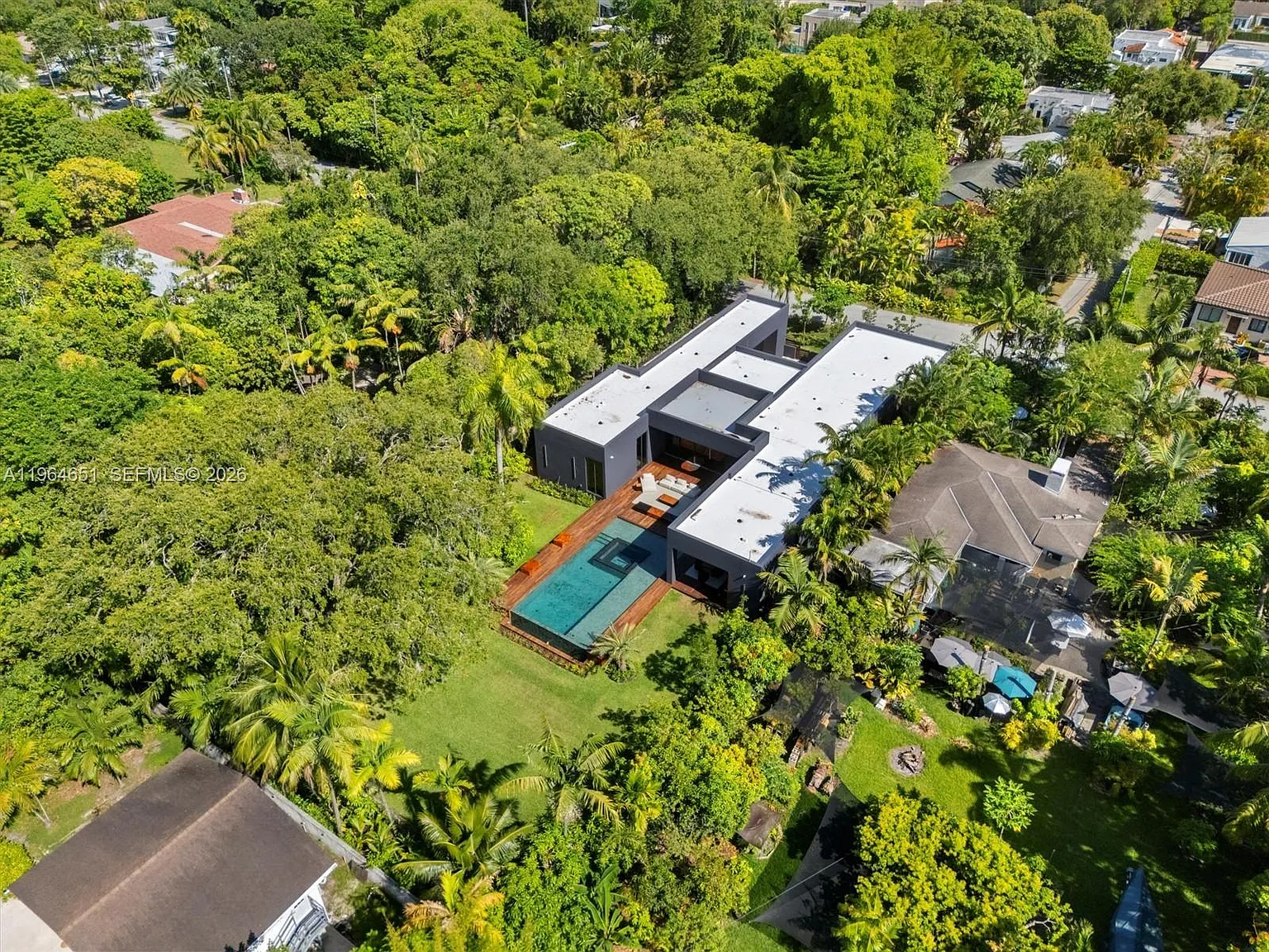 Biscayne Heights — Photo 2