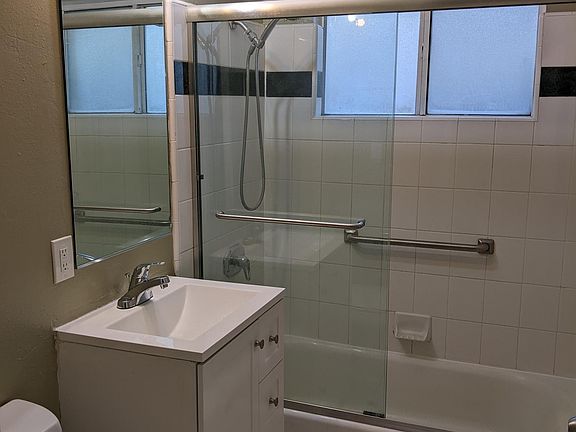 5th image of 427 Belmont Ave