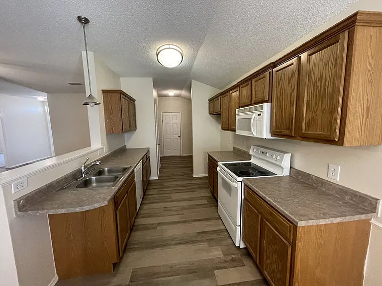 1605 Kirby Ave — Photo 4