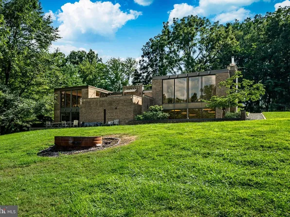 857 Briarwood Rd, Newtown Square, PA 19073
