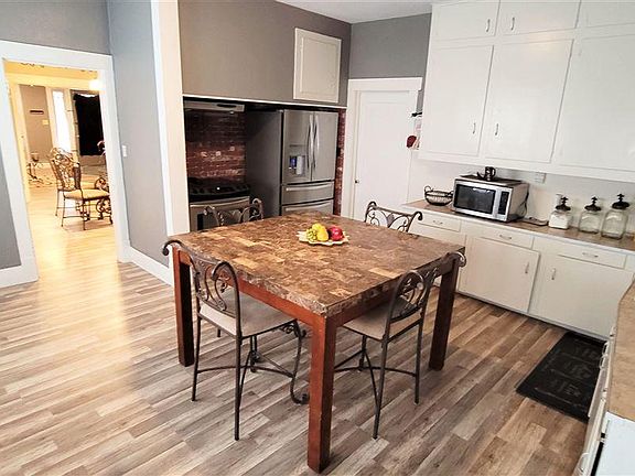 3rd image of 3833 Lakeshore Dr