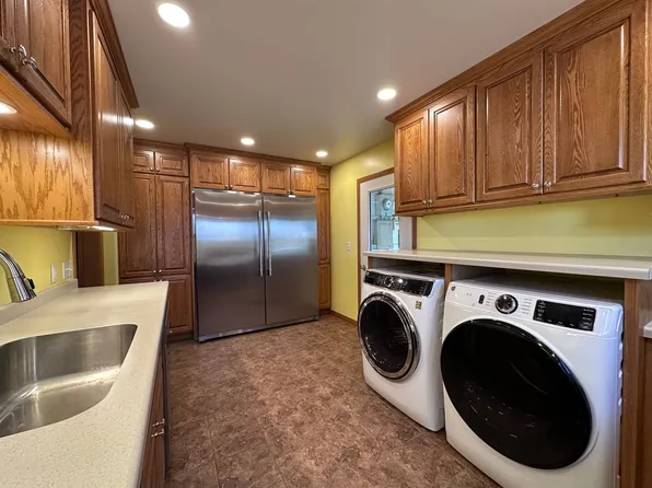 7 8th St, Clintonville, WI 54929