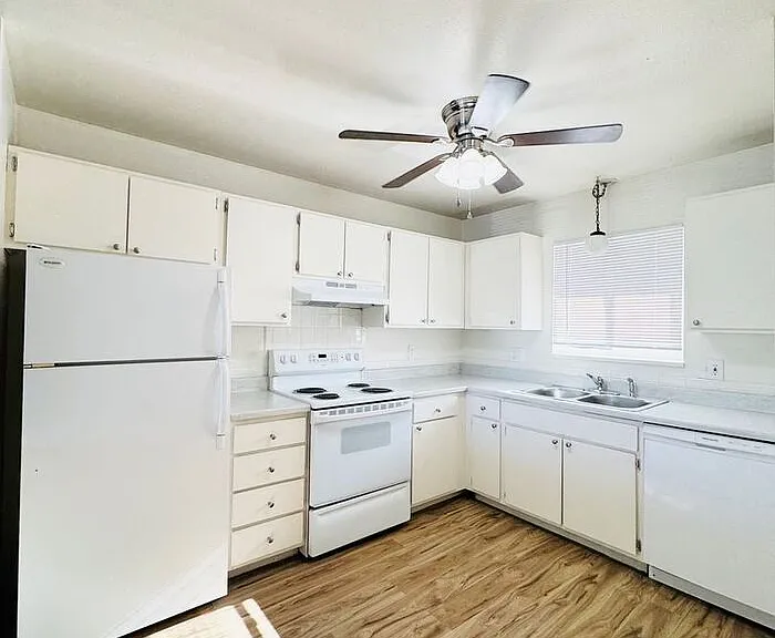 1736 E 16th St — Photo 3