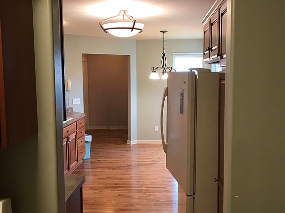 Room Size:  18.5 x 10.6