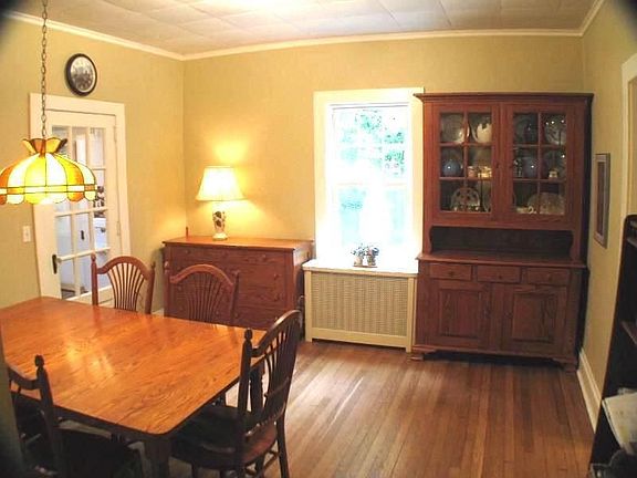Dining Room w/ hardwood floors 