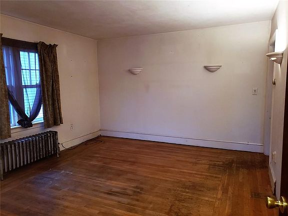 5th image of 247 Greenwood St