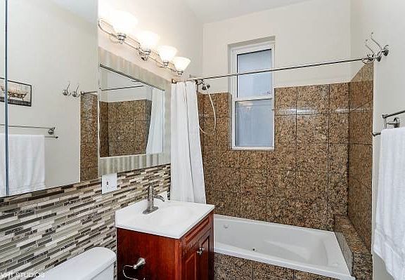 5th image of 2405 N Hamlin Ave #3