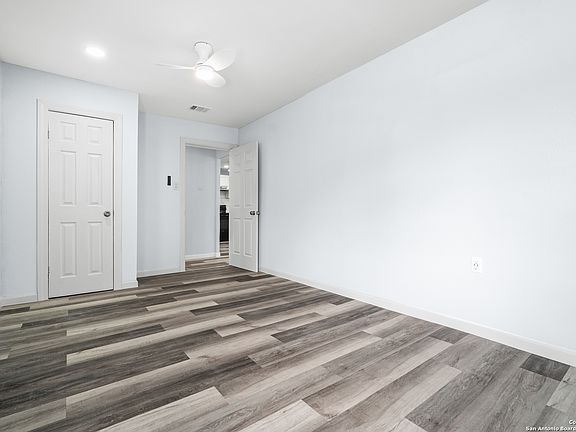 4th image of 210 E MAYFIELD BLVD