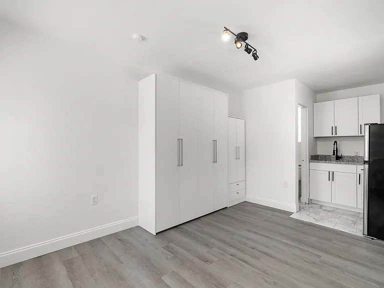 919 1/2 16th Ave N #4 — Photo 3