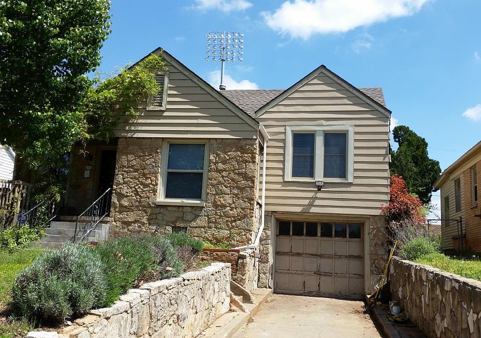 Cute cottage style home facing Denniston Park