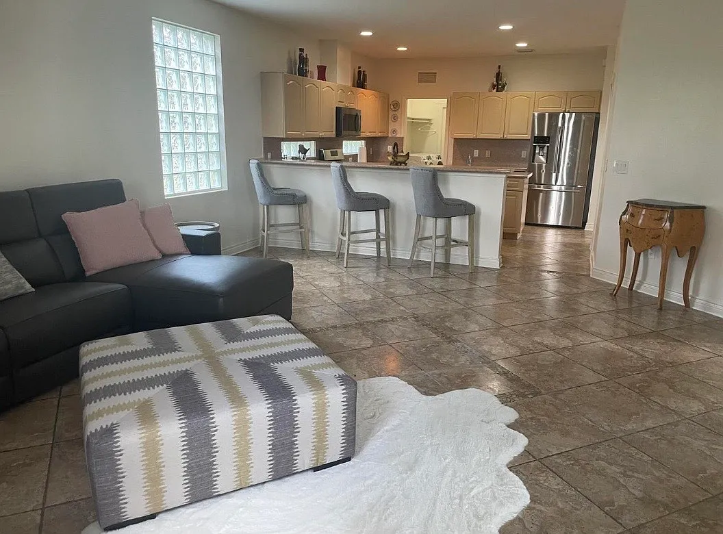 5 bed, 3065 sqft, $5,995 — Photo 3