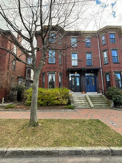 68 Deering St. Friendly neighborhood. Brick sidewalks for walking easily to downtown Portland, coffee shops, restaurants and museums.