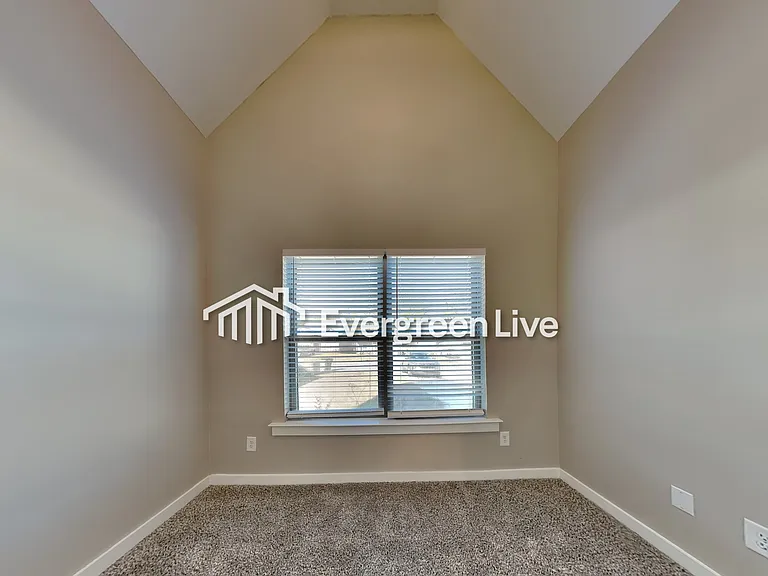 156 Park Dr N — Photo 9