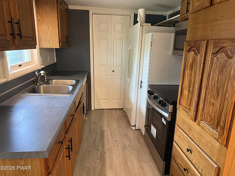 110 Wheatfield Dr — Photo 2