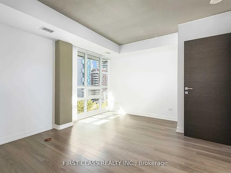 220 George St #907 — Photo 21