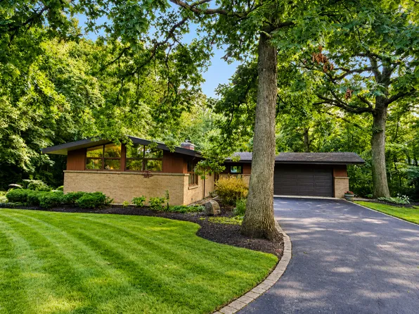 6N300 Oak St, Roselle, IL 60172
