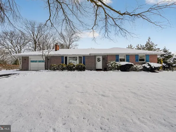 1074 Stuart Dr, Pottstown, PA 19464