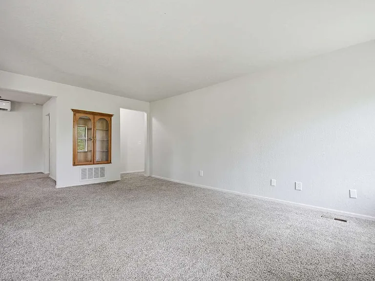 1109 S Ellison Ave — Photo 4