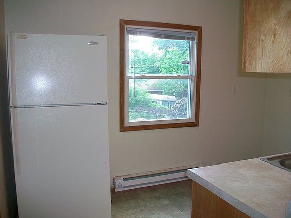 3rd image of 615 Thomas Ave N