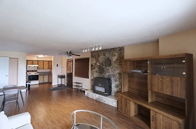 1124 Holdom Ave — Photo 3
