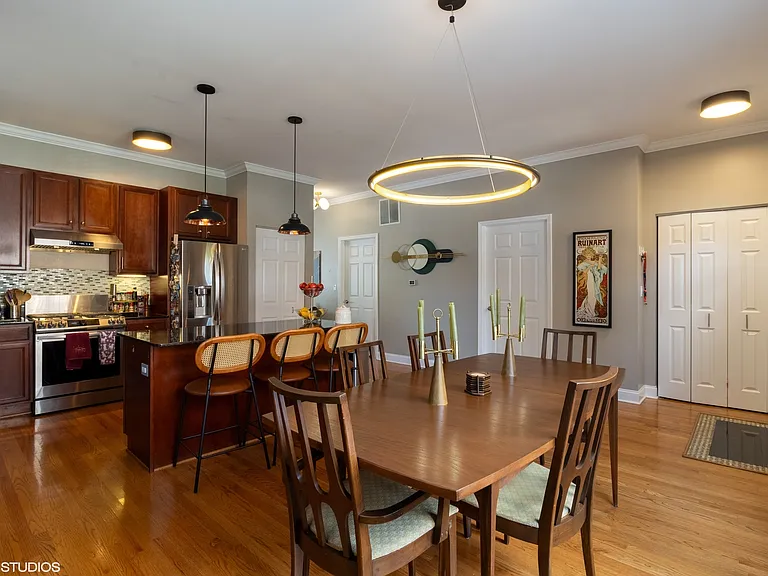 2042 W Warren Blvd — Photo 6