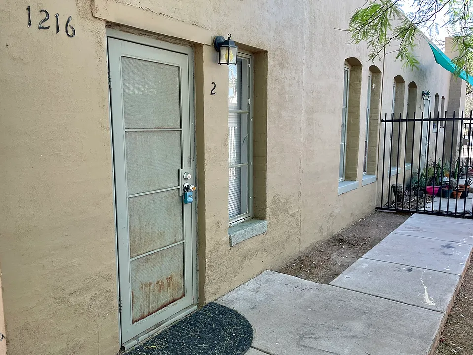 1226 W Roosevelt St