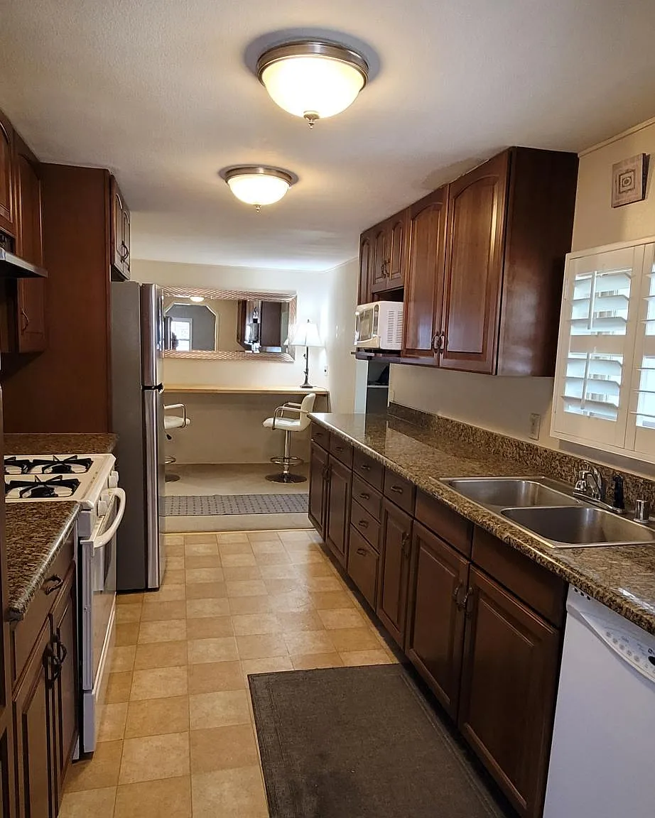 210 Manor Ct — Photo 3