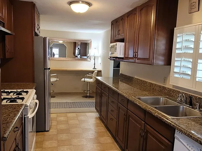 201 Manor Ct #29 — Photo 3