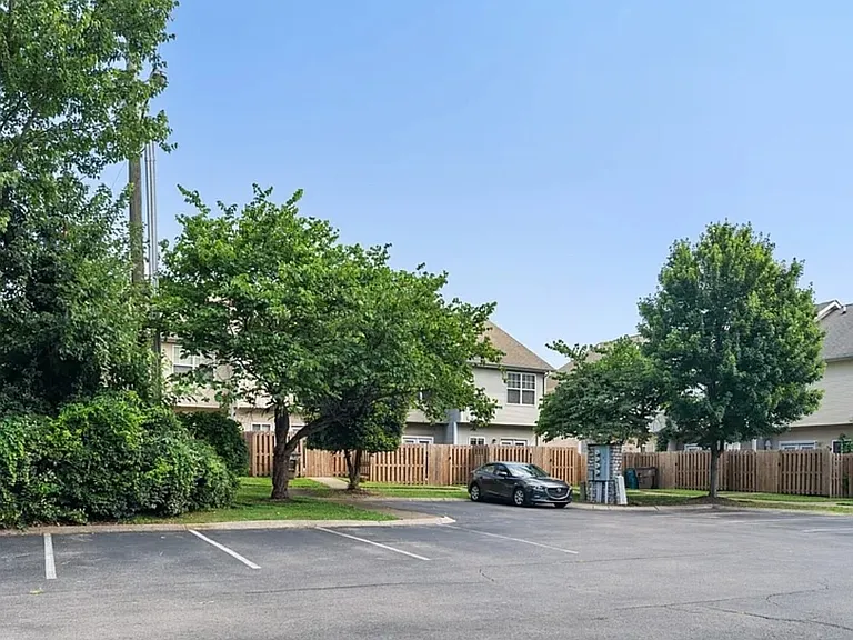 809 Benton Ave — Photo 17