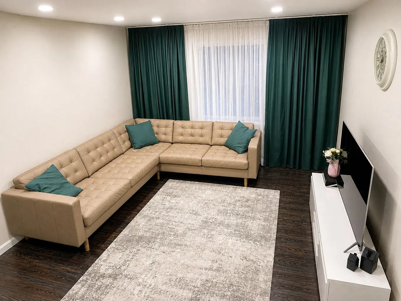 3 bed, 1320 sqft, $3,300 — Photo 2