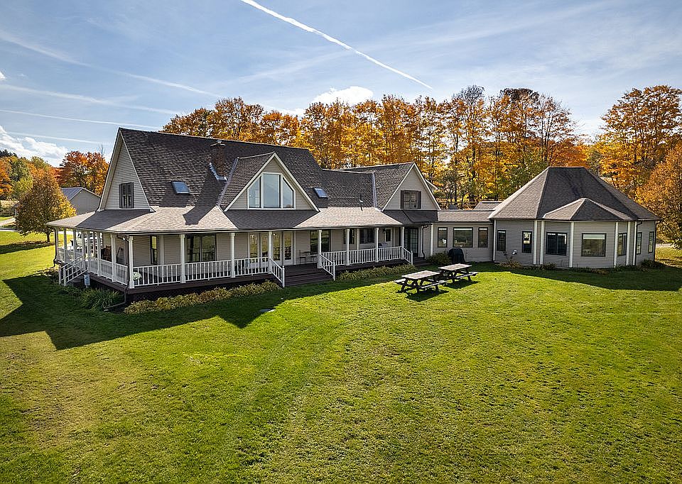 Main house & apartment
