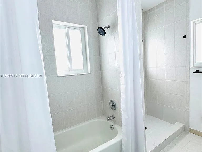 363 NE 35th Ter — Photo 26