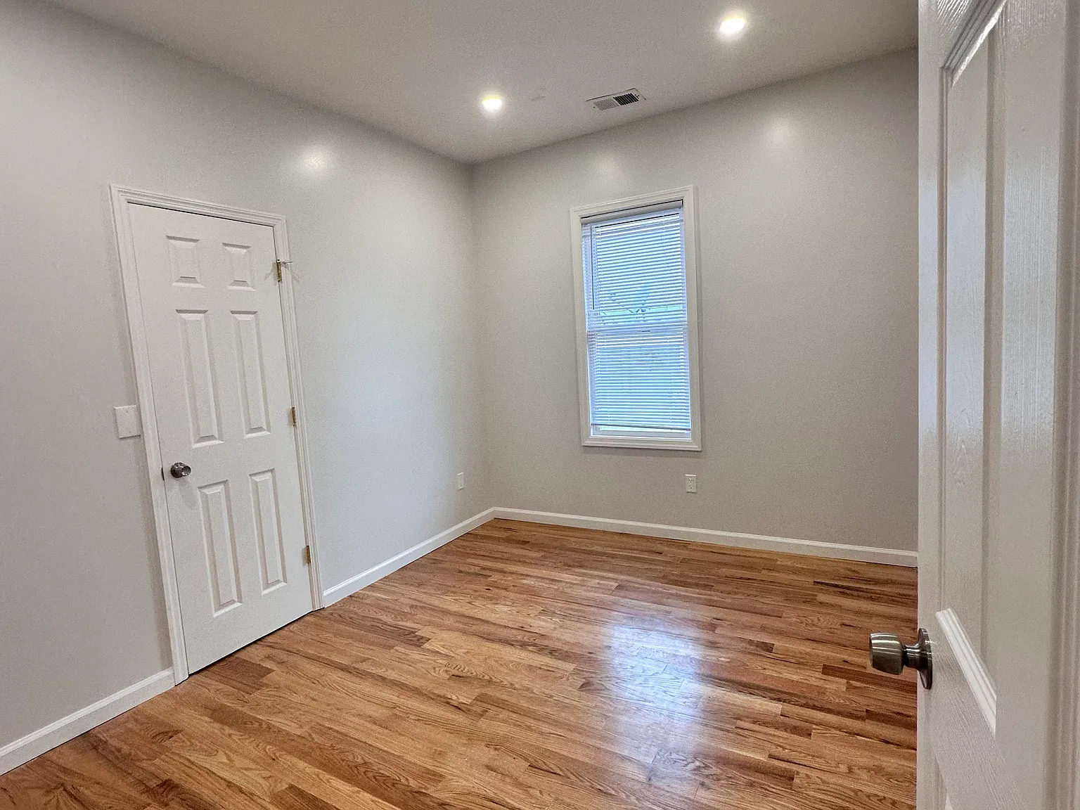 3 bed, 1000 sqft, $2,900 — Photo 3