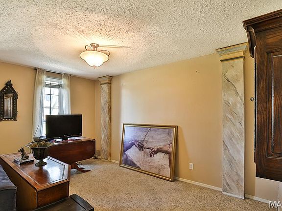 5th image of 922 Claytonbrook Dr APT 1