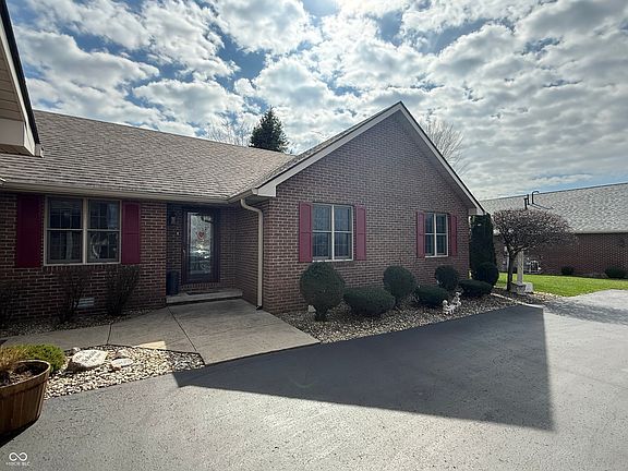 3rd image of 825 E Barachel Ln